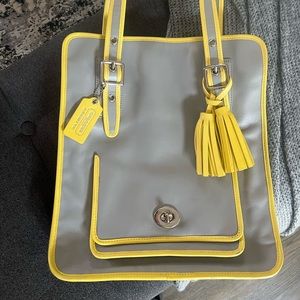 ARCHIVAL TWO TONE LEATHER MAGAZINE TOTE (COACH F22410)